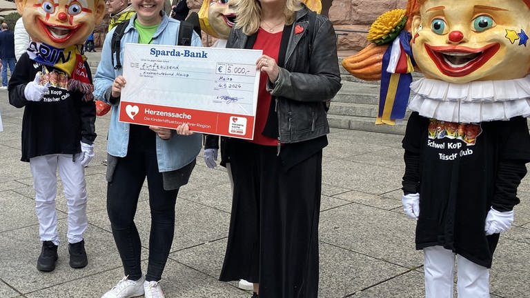 Sandra Filtzinger von Herzenssache übergibt den Spendenscheck an Julia Delorme, Deutscher Kinderschutzbund e.V., Orts- und Kreisverband Mainz.