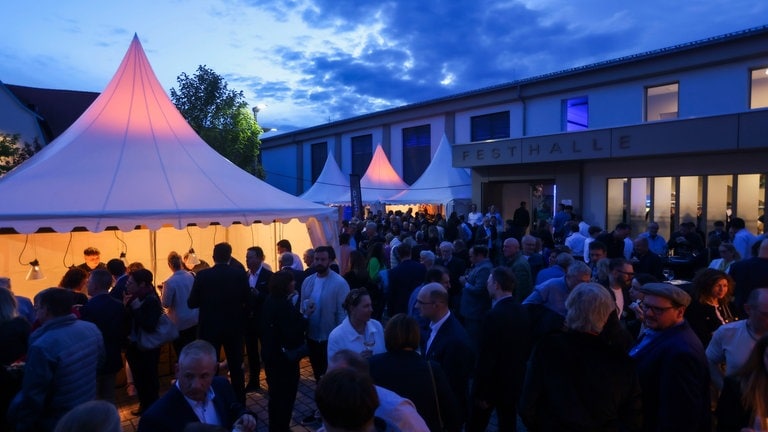 Vor der Sinsheimer Festhalle wurde der Abend im Street-Food-Stil genossen. (Foto: Alexander Lonsing; FOTO FABRY Andrea Fabry) Vor der Sinsheimer Festhalle wurde der Abend im Street-Food-Stil genossen.