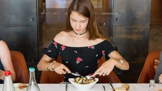 Mädchen mit schwarzem Shirt bei Knigge-Kurs in Künzelsau