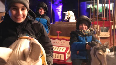 Kinder auf einem Karussell (Foto: Herzenssache) Kinder auf einem Karussell