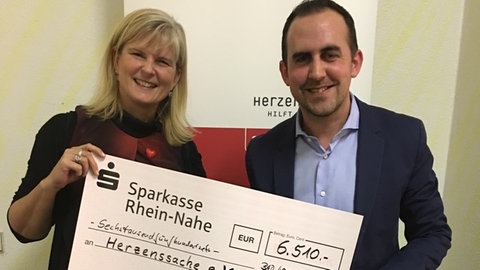 Scheckübergabe Bad Kreuznach lacht (Foto: Herzenssache) Scheckübergabe Bad Kreuznach lacht