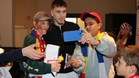 Zwei Jungs schießen ein Foto mit Brajan Gruda. (Foto: Herzenssache) Zwei Jungs schießen ein Foto mit Brajan Gruda.