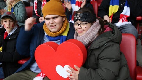 Herzenssache-Kids beim Mainz 05-Spiel (Foto: Herzenssache) Herzenssache-Kids beim Mainz 05-Spiel