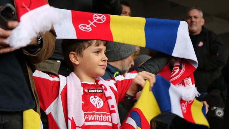 Junge schaut gebannt aufs Spielfeld