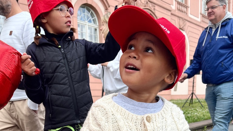 Junge mit Herzenssache-Mütze beim Gutenberg Halbmarathon 2025 (Foto: Herzenssache e.V.) Junge mit Herzenssache-Mütze beim Gutenberg Halbmarathon 2025