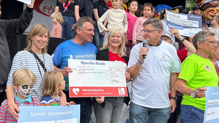 Scheckübergabe beim Lebenslauf 2025 in Mainz (Foto: Herzenssache e.V.) Scheckübergabe beim Lebenslauf 2025 in Mainz