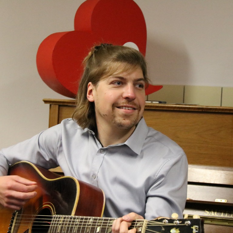 Philipp Poisel beim Projektbesuch (Foto: SWR)