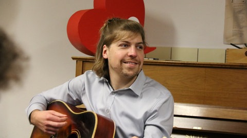 Philipp Poisel beim Projektbesuch (Foto: SWR)