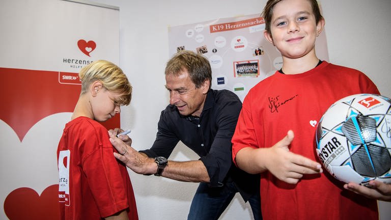 Jürgen Klinsmann besucht K19 Herzenssache Kinderhaus  (Foto: Markus Gilliar (GES-Sportfoto) )