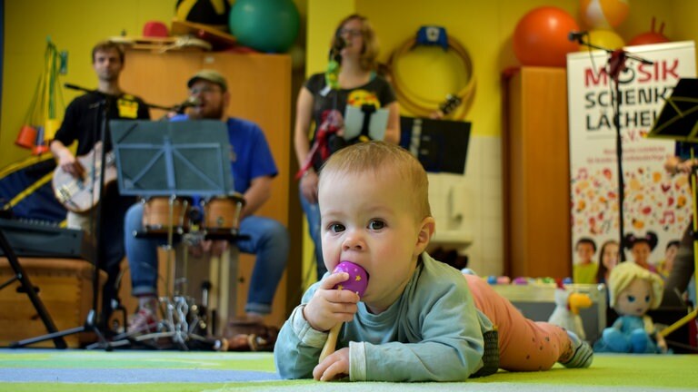 Foto: SWR Musik schenkt lächeln mit Baby (Foto: SWR)