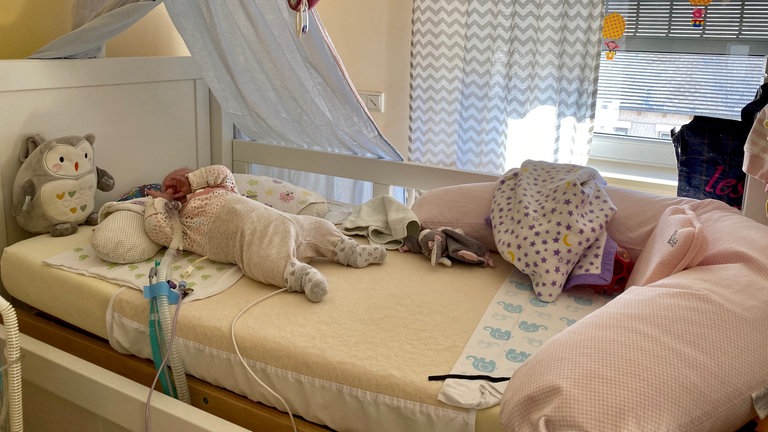 Baby wird in Pflegebett beatmet