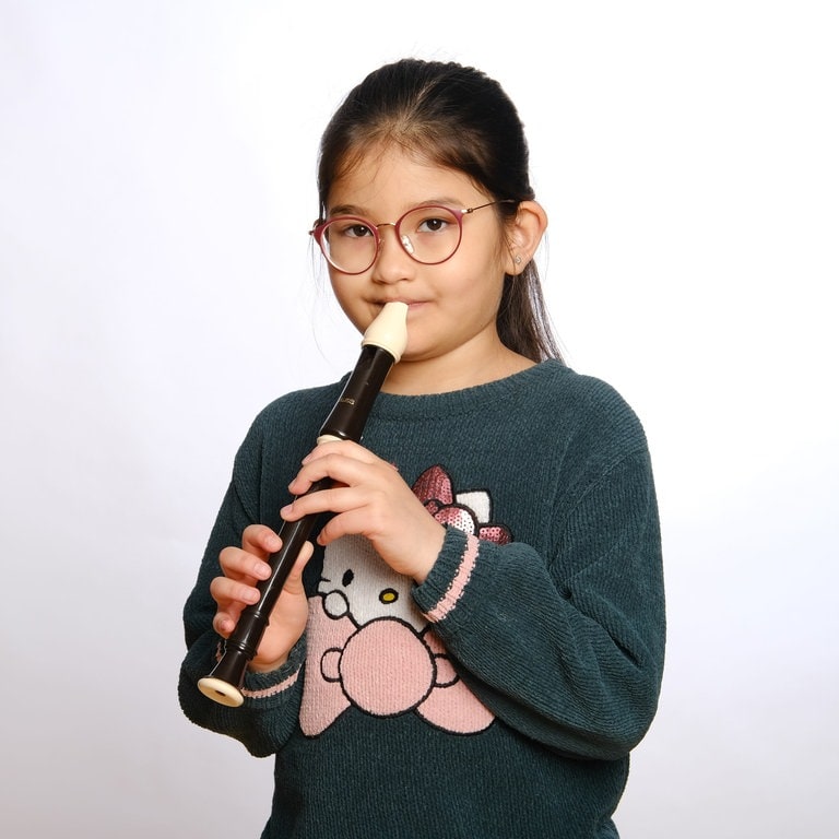 Mädchen spielt Blockflöte (Foto: Herzenssache)