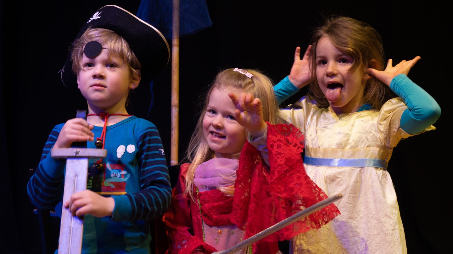 Kinder spielen gemeinsam Theater (Foto: Herzenssache)