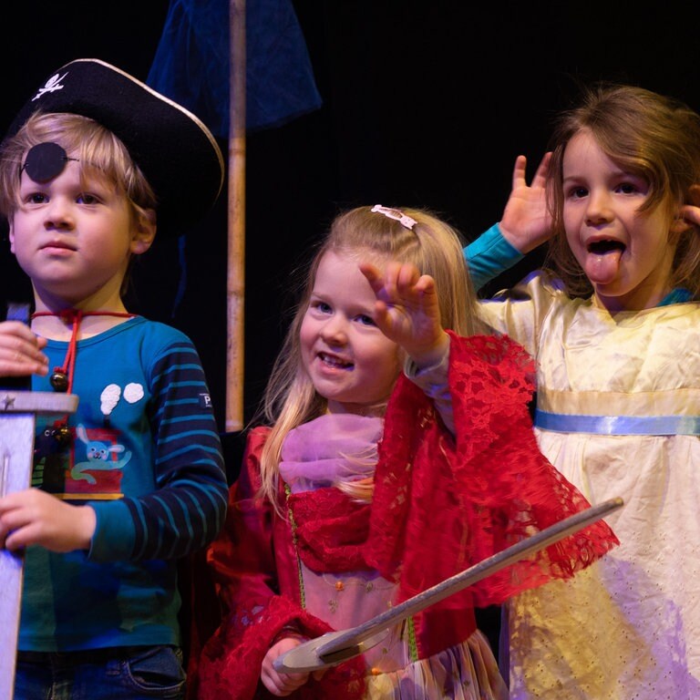 Kinder spielen gemeinsam Theater (Foto: Herzenssache)