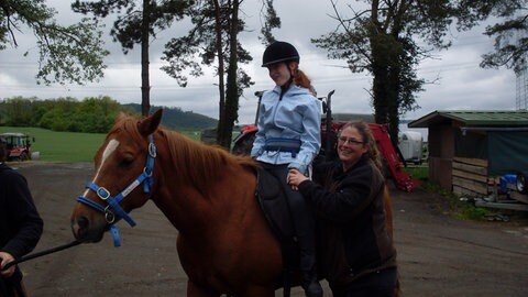 Mädchen beim therapeutischen Reiten (Foto: Herzenssache) Mädchen beim therapeutischen Reiten