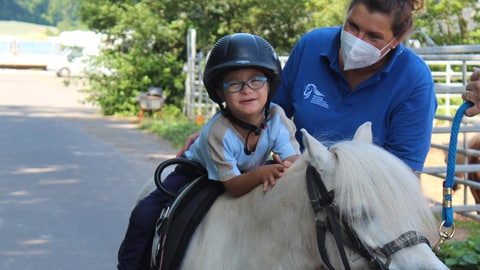 Kind bei der Reittherapie in Zeiten von Corona (Foto: Herzenssache)