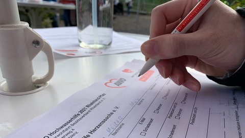 Musterfoto: Person füllt Antrag auf Soforthilfe aus (Foto: Herzenssache)