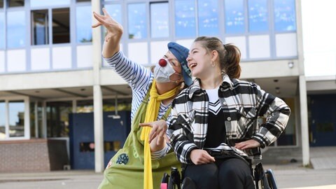 Schulclown gemeinsam mit Mädchen im Rollstuhl (Foto: Carsten Costard)