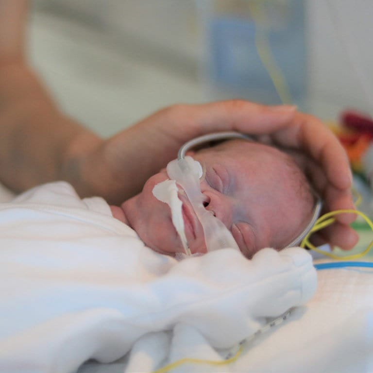 Frühchen Matheo auf der Neonatologie (Foto: Herzenssache, Michelle Habermehl)