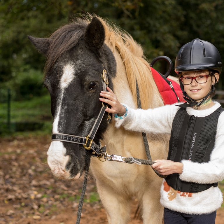 Mädchen streichelt Pferd (Foto: Dirk Guldner)