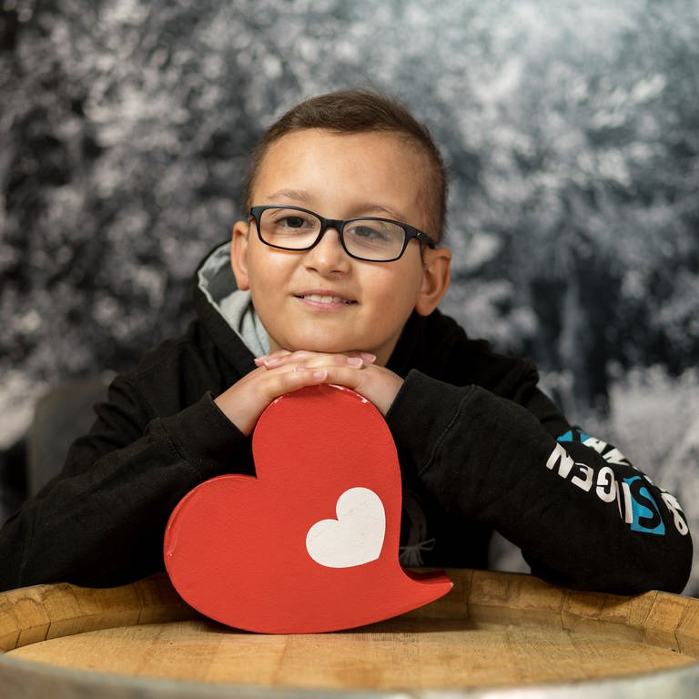 Junge mit Herzenssache-Herz (Foto: Dirk Guldner)