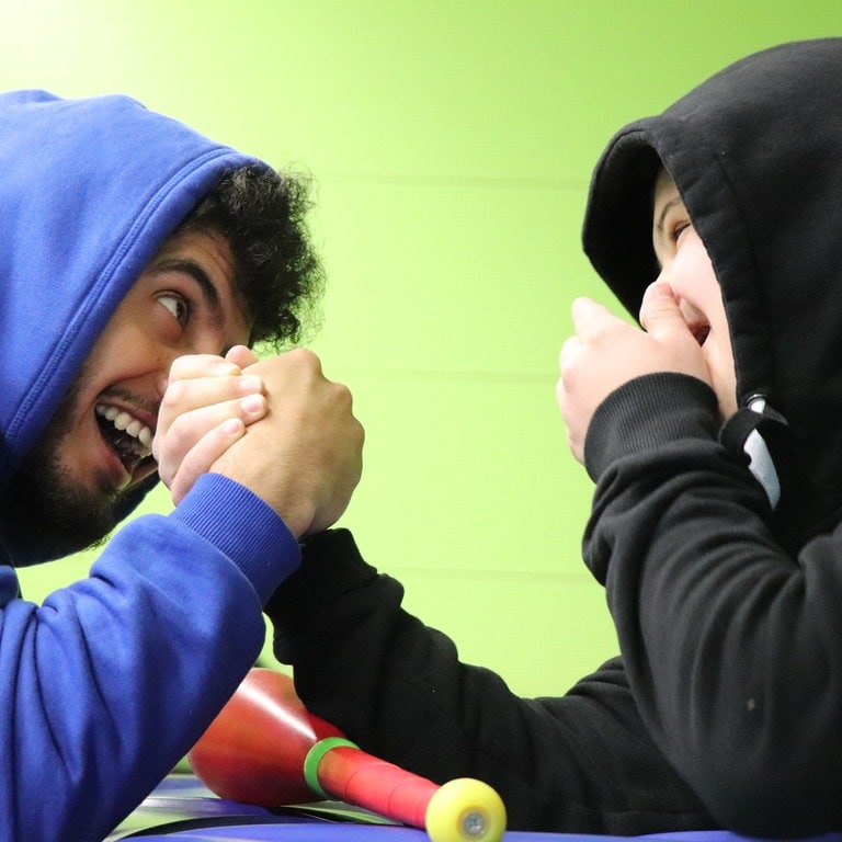 Zwei Jungs halten sich an den Händen (Foto: Herzenssache)