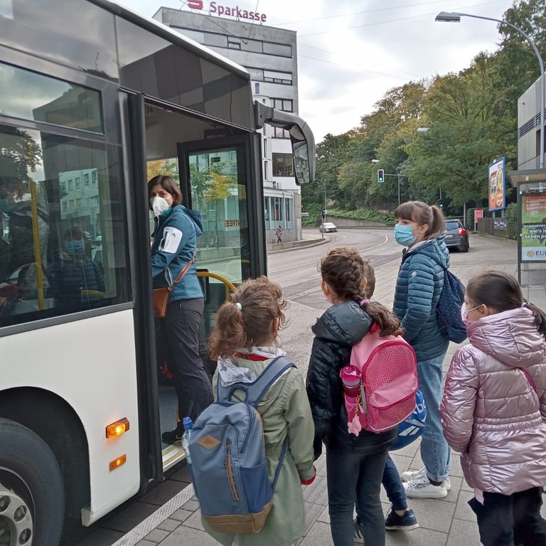 Herzenssache-Projekt KINDgeRECHT Saarbrücken Kinder steigen in einen öffentlichen Bus ein. (Foto: Herzenssache)