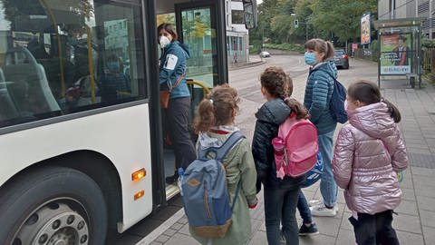 Herzenssache-Projekt KINDgeRECHT Saarbrücken Kinder steigen in einen öffentlichen Bus ein. (Foto: Herzenssache)