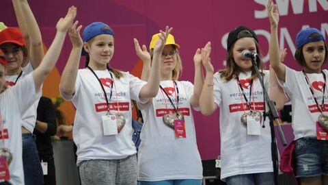 Foto: Herzenssache Kleine Stars mit Handicap auf der Bühne (Foto: Herzenssache)