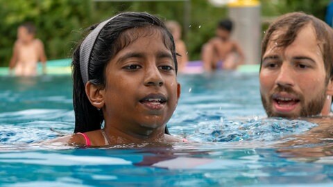 Ansal beim Schwimmunterricht (Foto: Herzenssache)