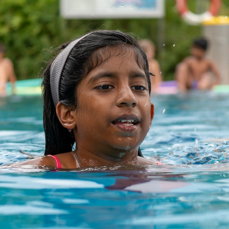 Ansal beim Schwimmunterricht (Foto: Herzenssache)
