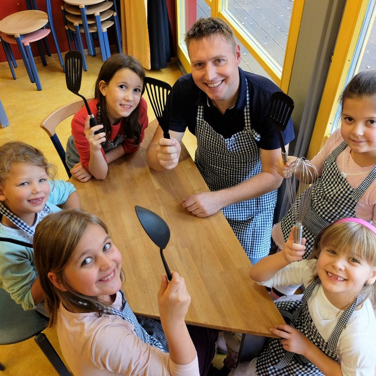 Kindern beim Vater-Kind-Kochen in Mainz (Foto: Herzenssache)