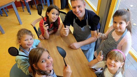 Kindern beim Vater-Kind-Kochen in Mainz (Foto: Herzenssache)