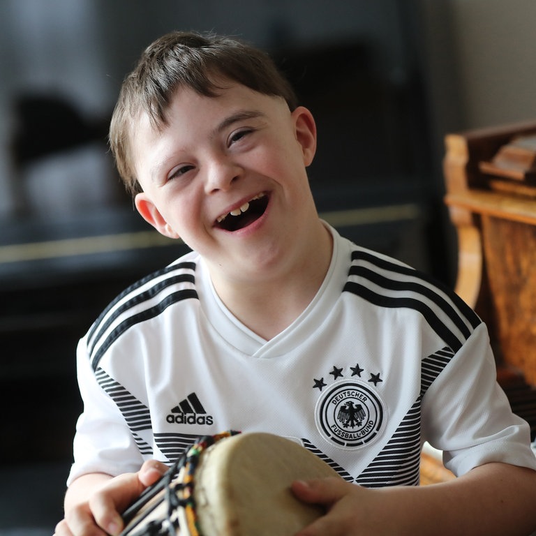 lachender Elias (Foto: SWR)