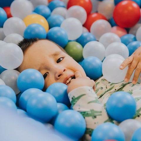 Junge in einem Bällebad zu Therapiezwecken (Foto: Esther Jansen)