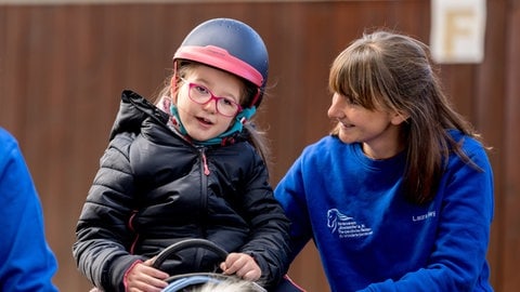 Mädchen mit Behinderung auf einem Pferd (Foto: Dirk Guldner)