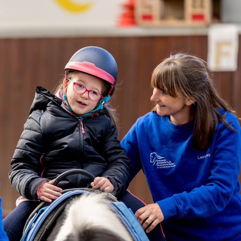 Mädchen mit Behinderung auf einem Pferd (Foto: Dirk Guldner)