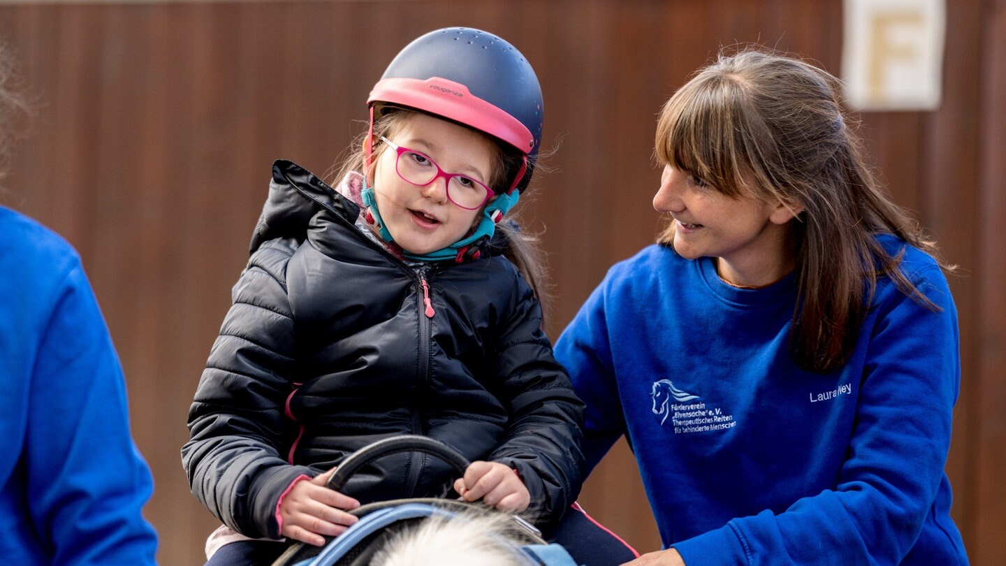 Mädchen mit Behinderung auf einem Pferd (Foto: Dirk Guldner)