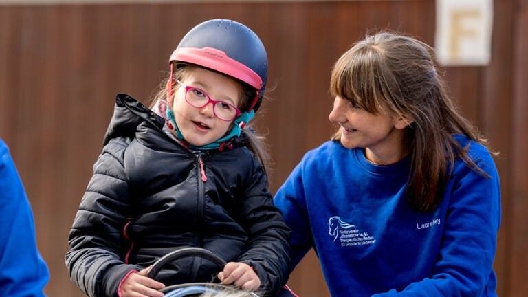 Mädchen mit Behinderung auf einem Pferd (Foto: Dirk Guldner)