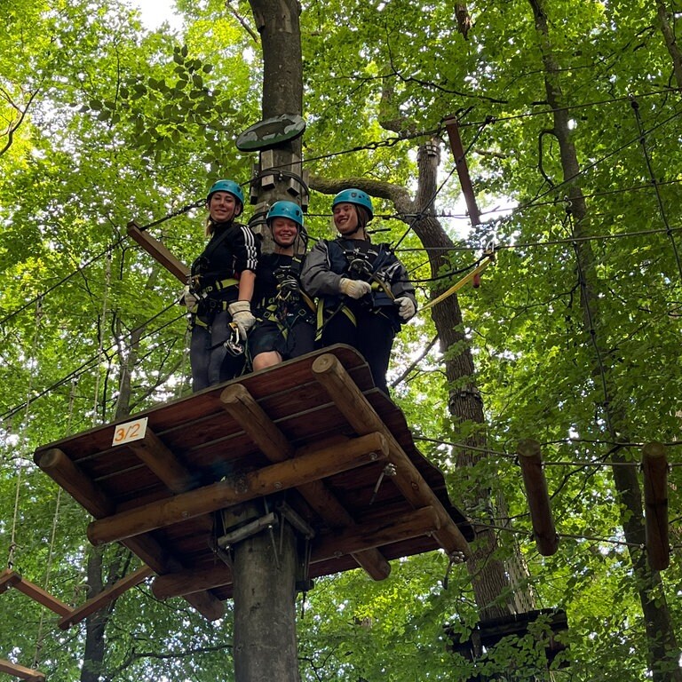 Jugendliche im Kletterpark (Foto: Herzenssache e.V.)