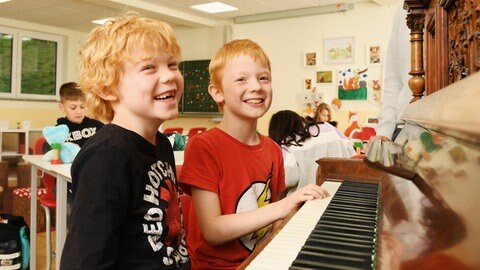 Foto: Carsten Costard Lachende Jungen am Klavier (Foto: Carsten Costard)