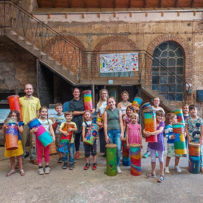 Kinder mit selbstgebastelten Trommeln (Foto: Herzenssache e.V.)