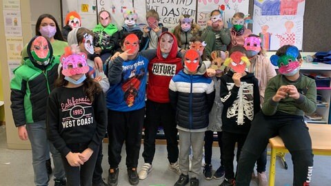 Foto: Herzenssache e.V. Schüler:innen mit Masken und ZuBaKa-Scout (Foto: Herzenssache e.V. )