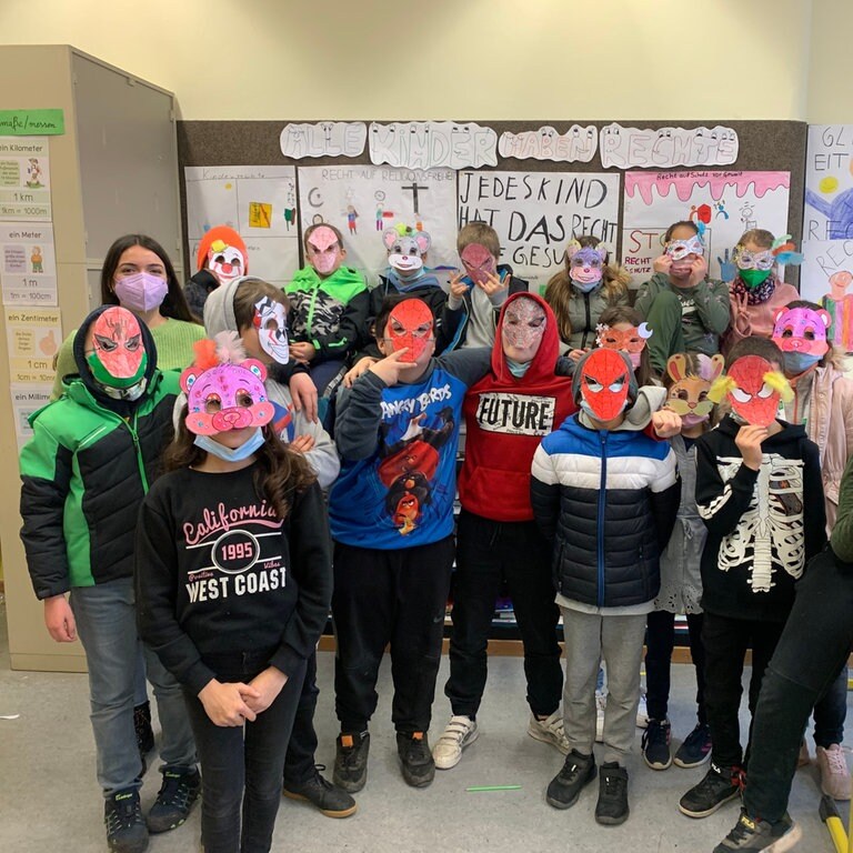 Schüler:innen mit Masken und ZuBaKa-Scout (Foto: Herzenssache e.V. )