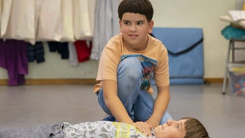 Junge bei Erste-Hilfe-Übung (Foto: Herzenssache e.V.)