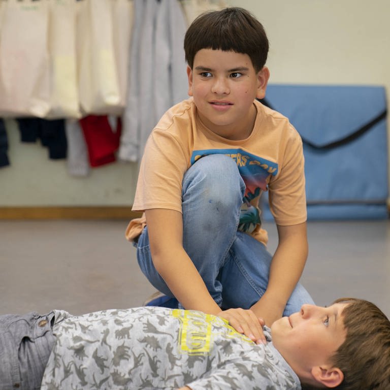 Junge bei Erste-Hilfe-Übung (Foto: Herzenssache e.V.)