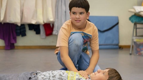 Foto: Herzenssache e.V. Junge bei Erste-Hilfe-Übung (Foto: Herzenssache e.V.)