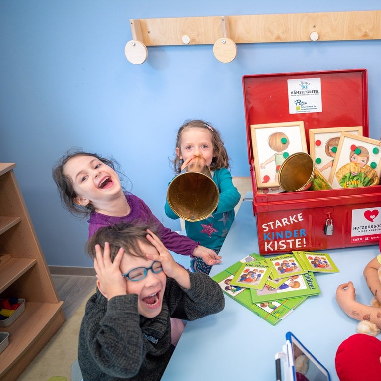 Kinder benutzen die Starke Kinder Kiste (Foto: Marcel Katz)