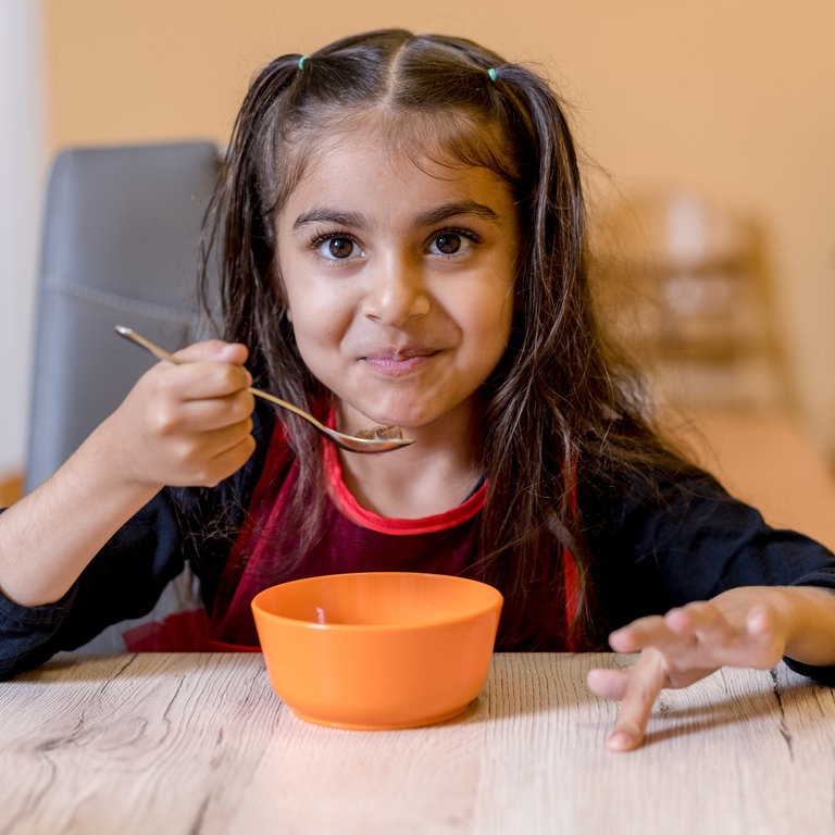 Mädchen mit Muslischüssel und Löffel (Foto: Dirk Guldner)