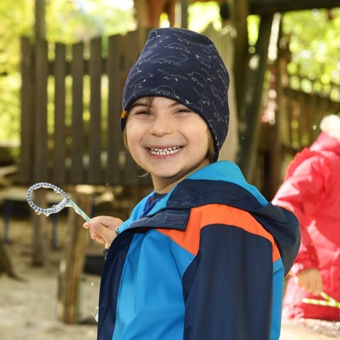 Kleiner Junge mit Mütze lacht (Foto: Carsten Costard)
